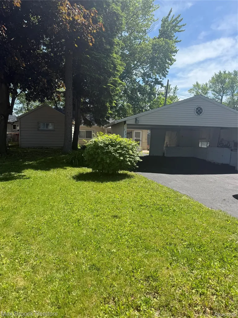 933 Myrtle Avenue Waterford Charter Township MI 48328