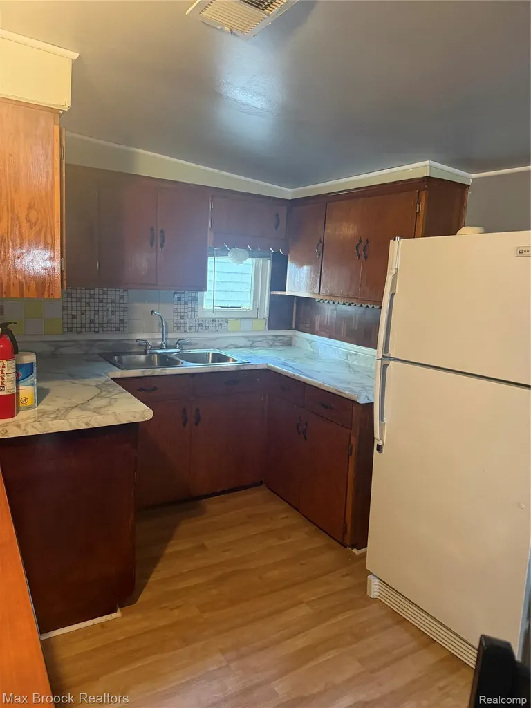 933 Myrtle Avenue Waterford Charter Township MI 48328