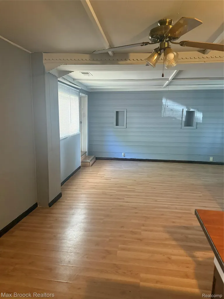 933 Myrtle Avenue Waterford Charter Township MI 48328