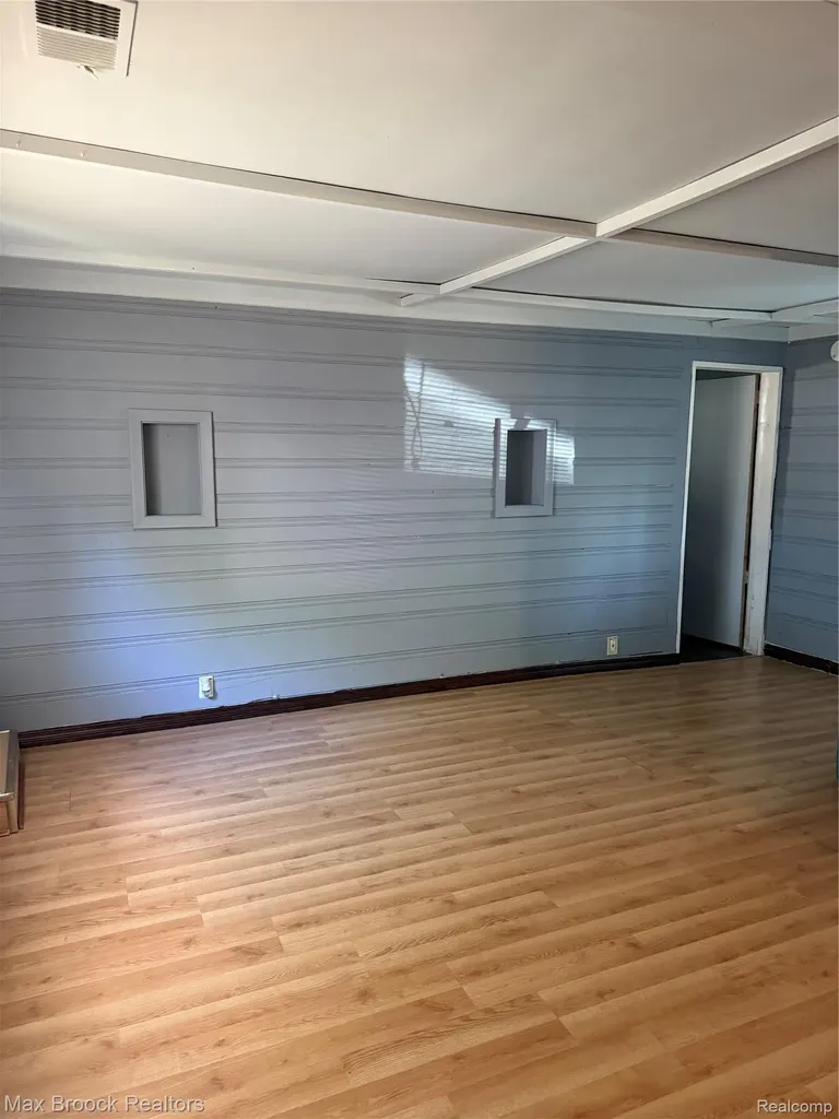 933 Myrtle Avenue Waterford Charter Township MI 48328