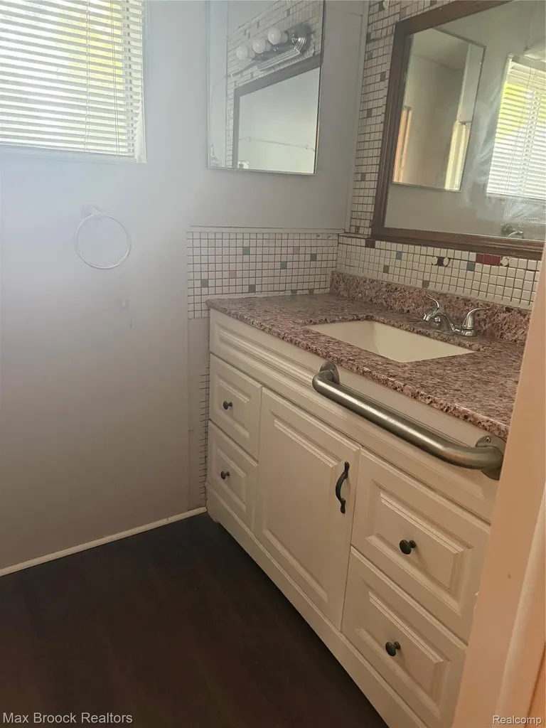 933 Myrtle Avenue Waterford Charter Township MI 48328
