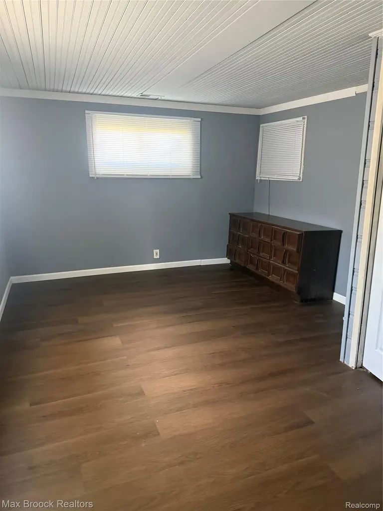 933 Myrtle Avenue Waterford Charter Township MI 48328