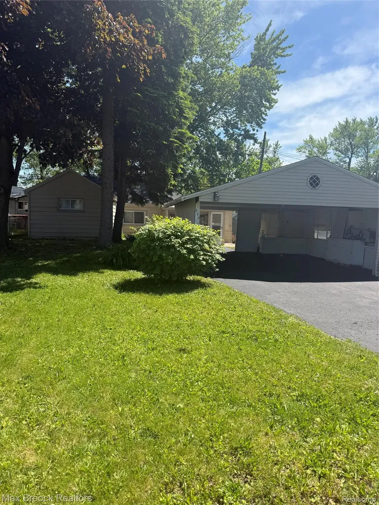 933 Myrtle Avenue Waterford Charter Township MI 48328