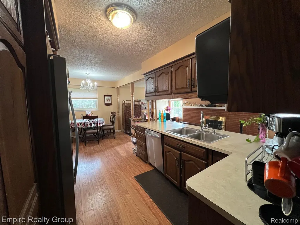 15401 Vivian Street Taylor City MI 48180
