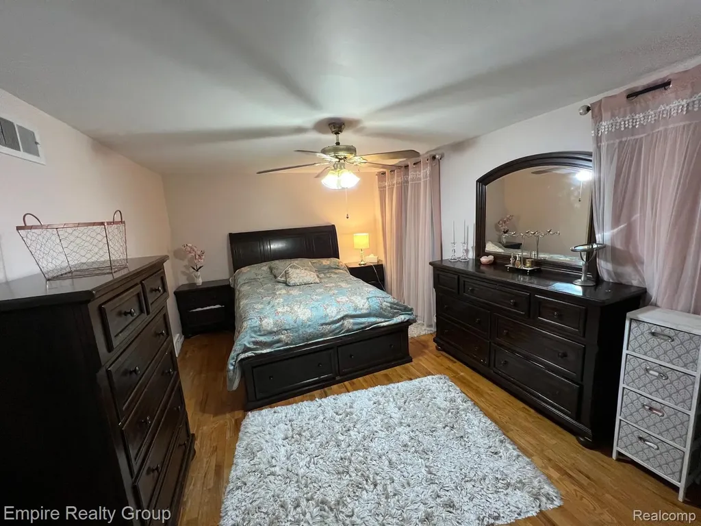 15401 Vivian Street Taylor City MI 48180