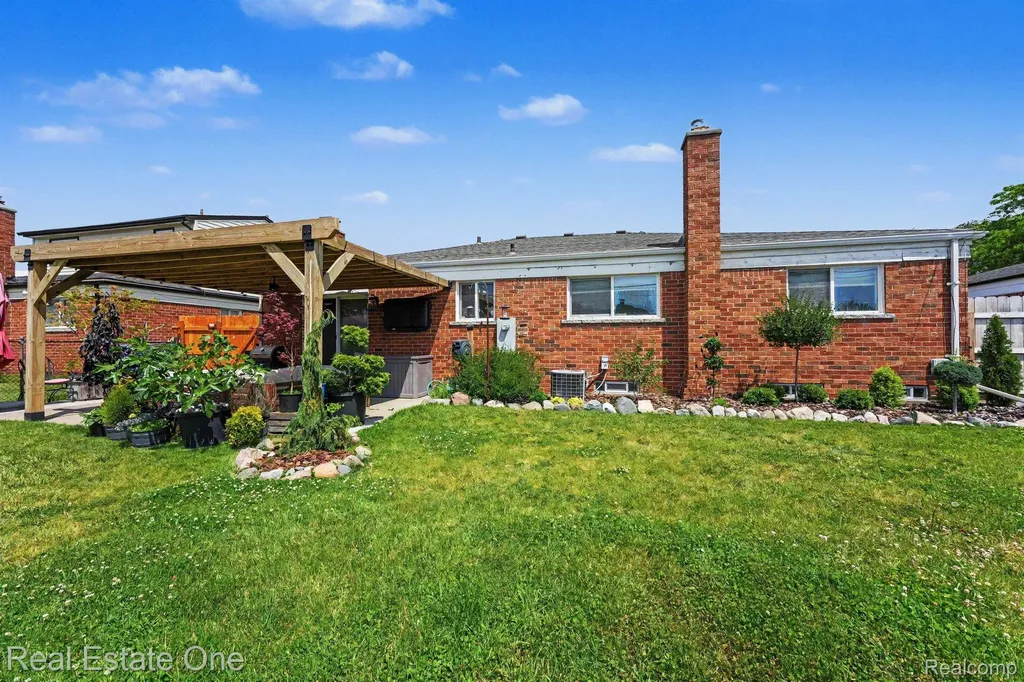 14120 Edison Drive Warren City MI 48088