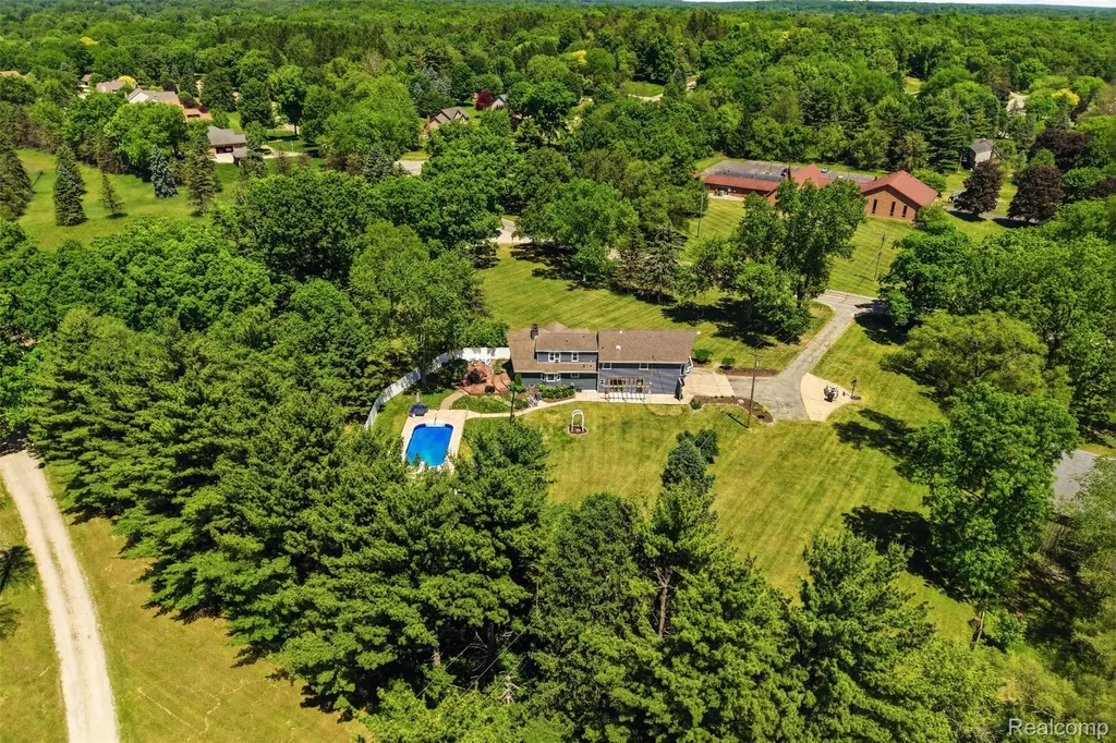 5080 Pleasant Valley Road Brighton Township MI 48114