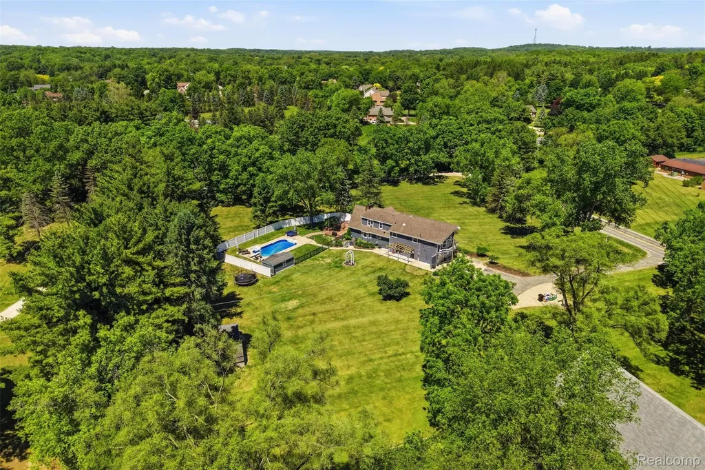 5080 Pleasant Valley Road Brighton Township MI 48114