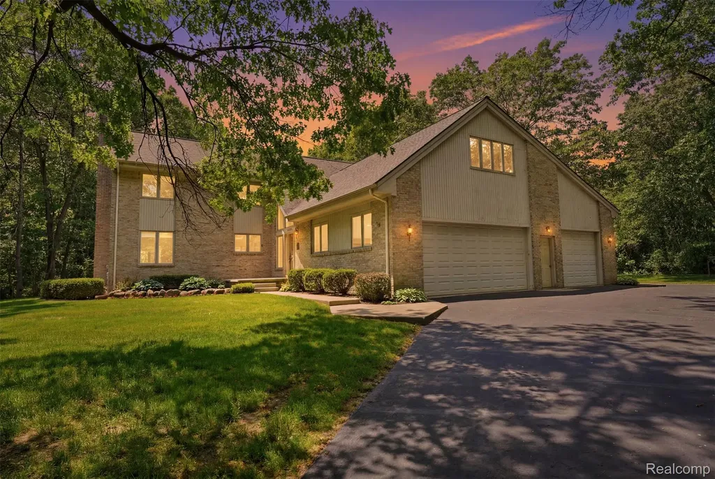 27967 Galien Drive Lyon Charter Township MI 48178