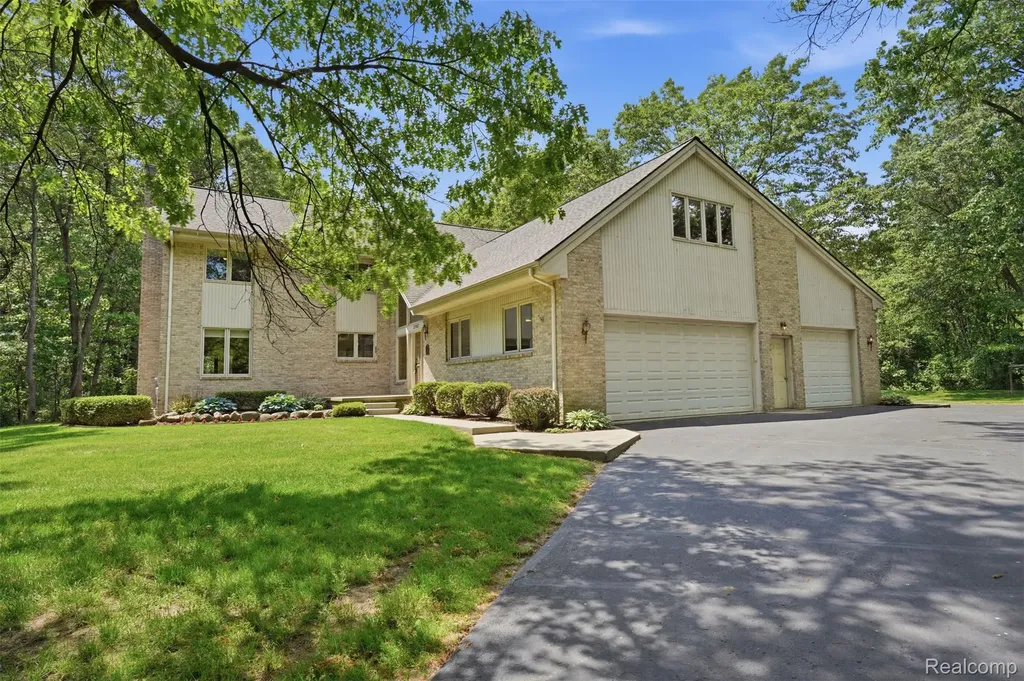 27967 Galien Drive Lyon Charter Township MI 48178