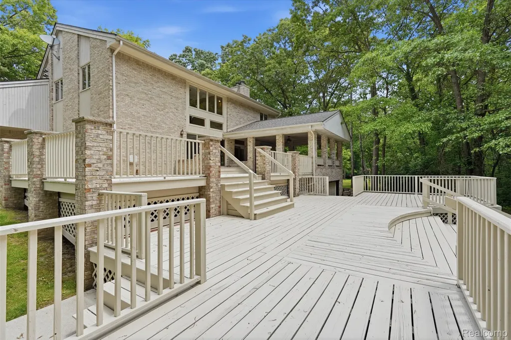 27967 Galien Drive Lyon Charter Township MI 48178