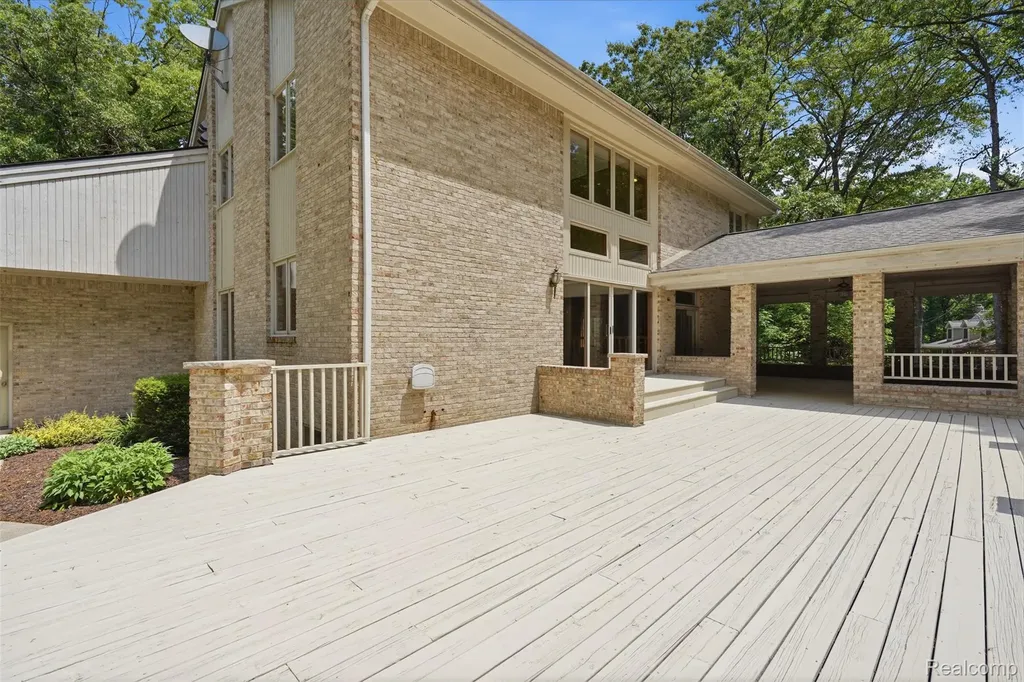 27967 Galien Drive Lyon Charter Township MI 48178