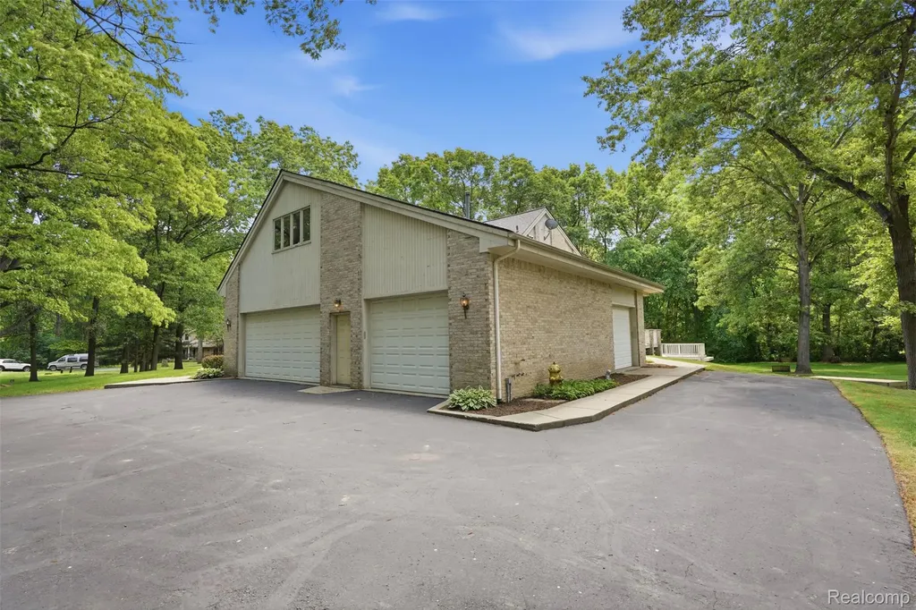27967 Galien Drive Lyon Charter Township MI 48178