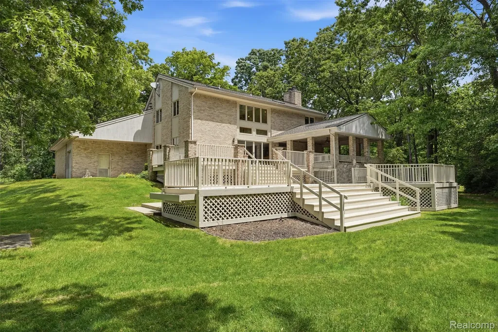 27967 Galien Drive Lyon Charter Township MI 48178