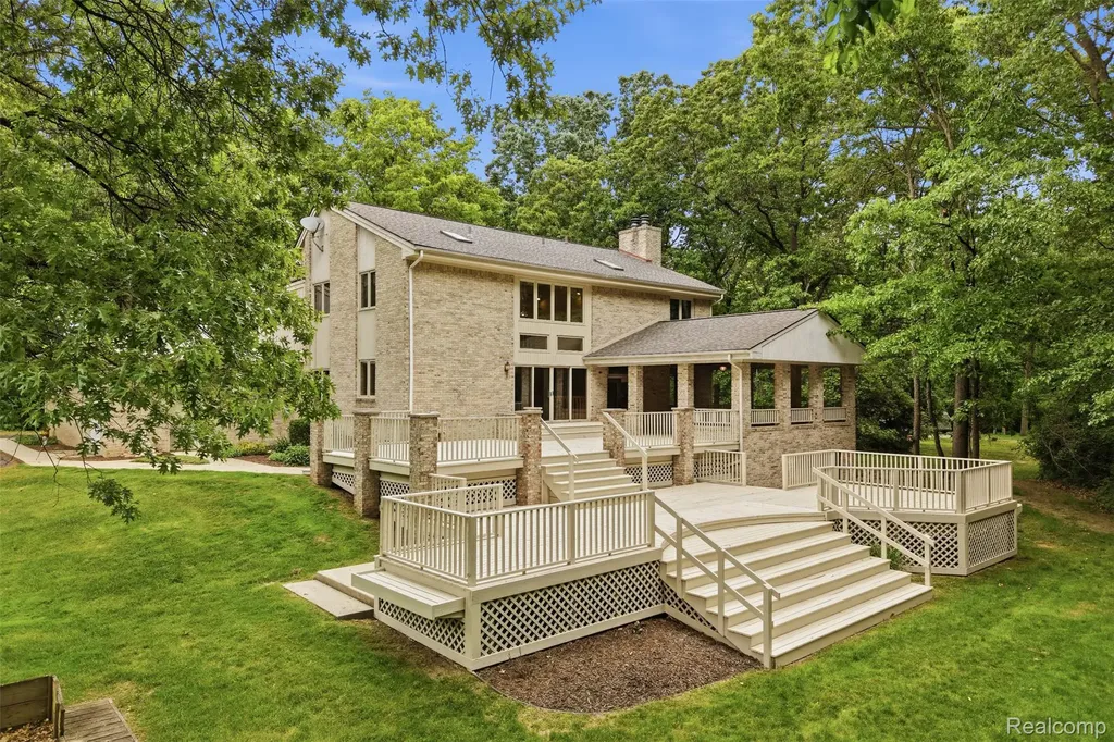 27967 Galien Drive Lyon Charter Township MI 48178
