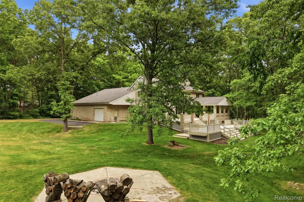 27967 Galien Drive Lyon Charter Township MI 48178
