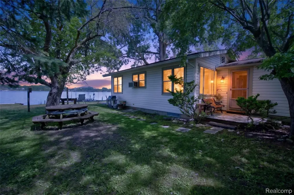952 Wyman Drive Waterford Charter Township MI 48328