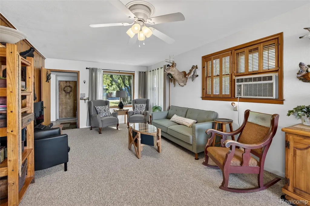 952 Wyman Drive Waterford Charter Township MI 48328