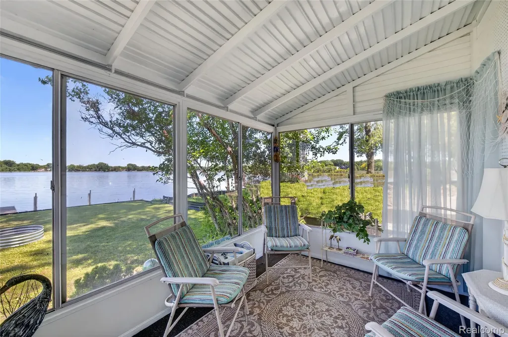 952 Wyman Drive Waterford Charter Township MI 48328