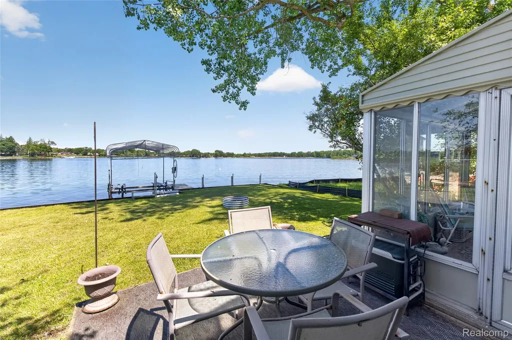 952 Wyman Drive Waterford Charter Township MI 48328
