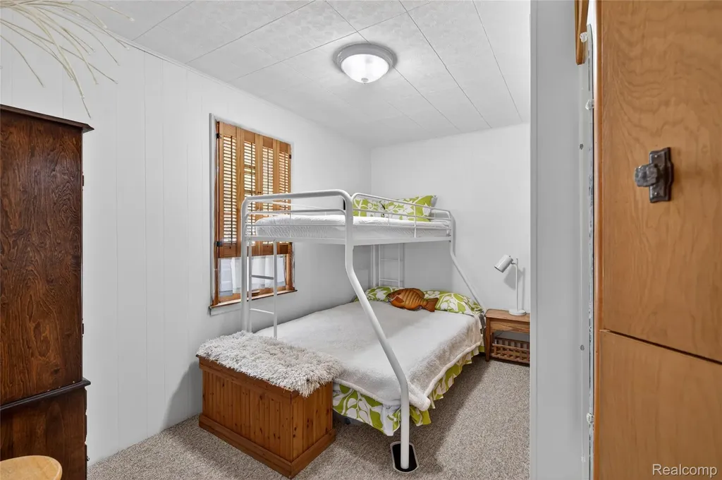 952 Wyman Drive Waterford Charter Township MI 48328