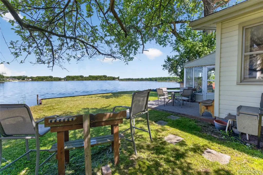 952 Wyman Drive Waterford Charter Township MI 48328