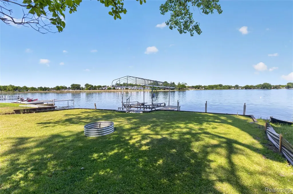 952 Wyman Drive Waterford Charter Township MI 48328