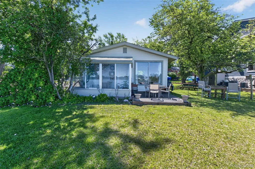 952 Wyman Drive Waterford Charter Township MI 48328