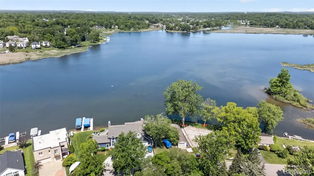 952 Wyman Drive Waterford Charter Township MI 48328