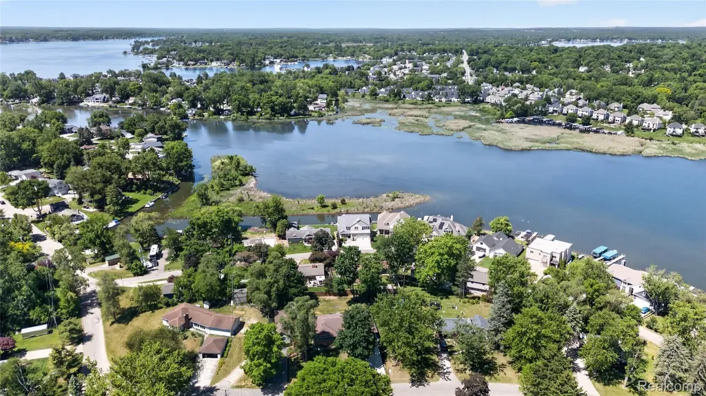 952 Wyman Drive Waterford Charter Township MI 48328