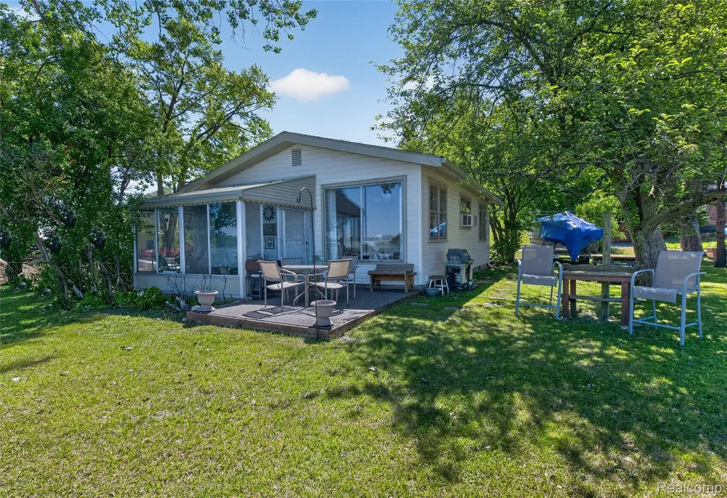 952 Wyman Drive Waterford Charter Township MI 48328