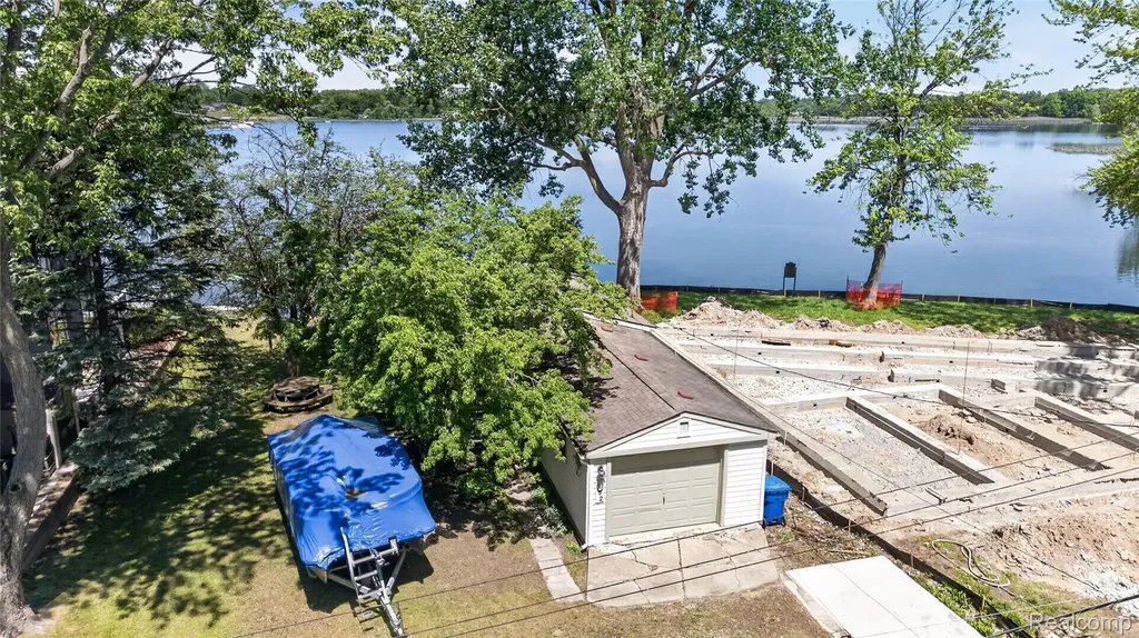 952 Wyman Drive Waterford Charter Township MI 48328