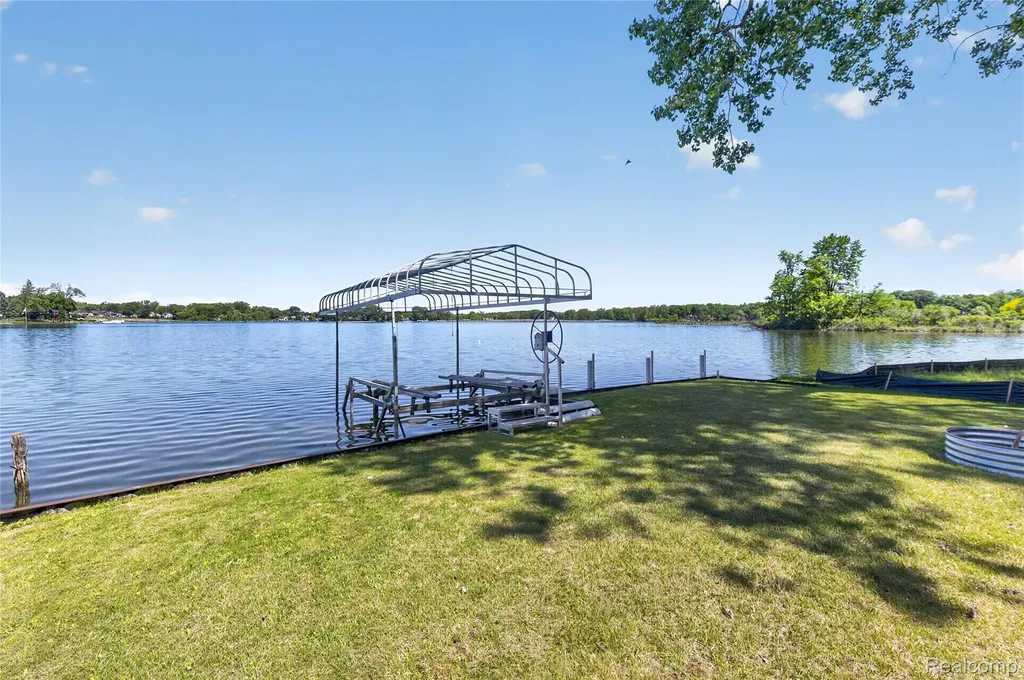952 Wyman Drive Waterford Charter Township MI 48328