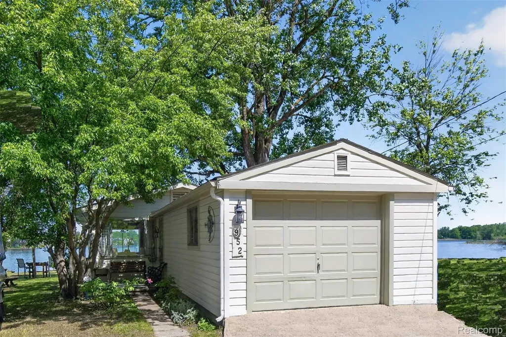 952 Wyman Drive Waterford Charter Township MI 48328