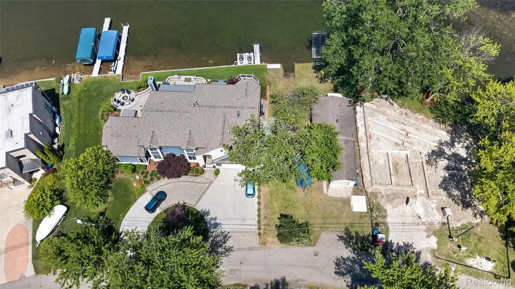 952 Wyman Drive Waterford Charter Township MI 48328