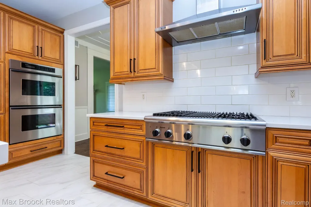 6604 College Park Drive Springfield Charter Township MI 48346