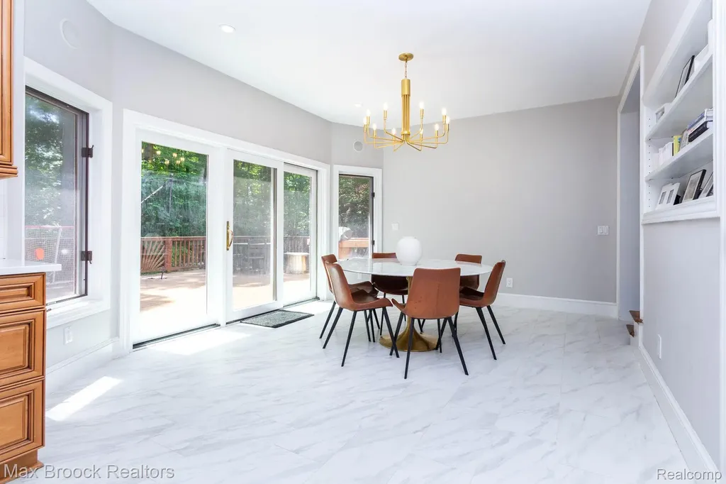 6604 College Park Springfield Charter Township MI 48346