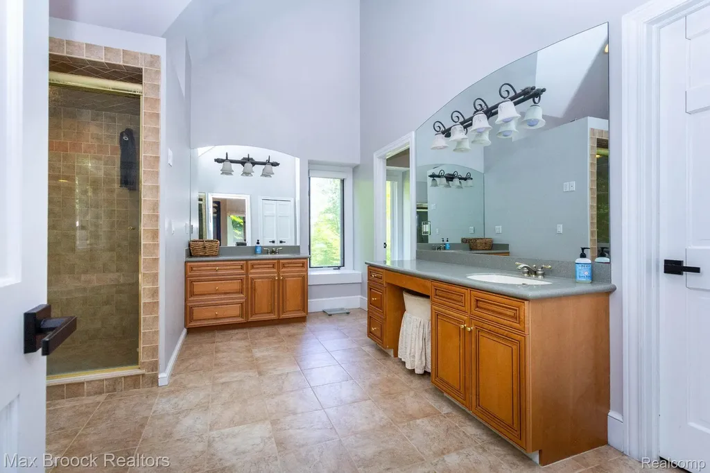 6604 College Park Drive Springfield Charter Township MI 48346