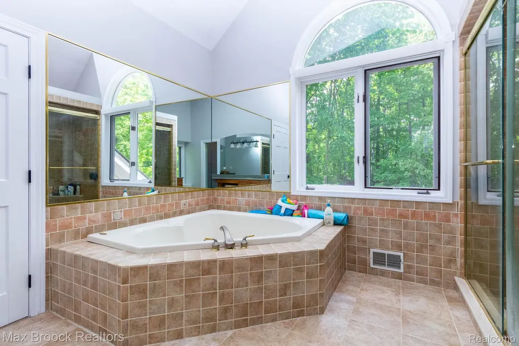 6604 College Park Drive Springfield Charter Township MI 48346