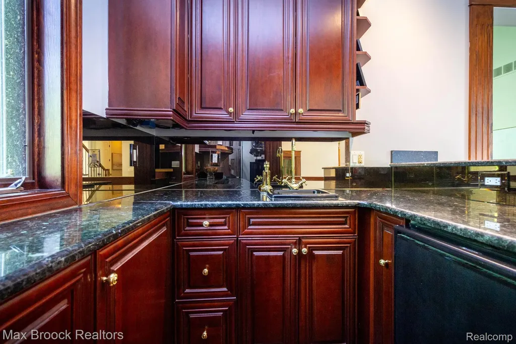 6604 College Park Drive Springfield Charter Township MI 48346