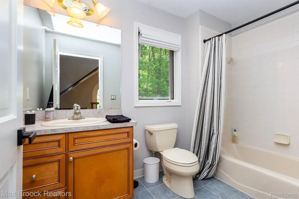 6604 College Park Springfield Charter Township MI 48346