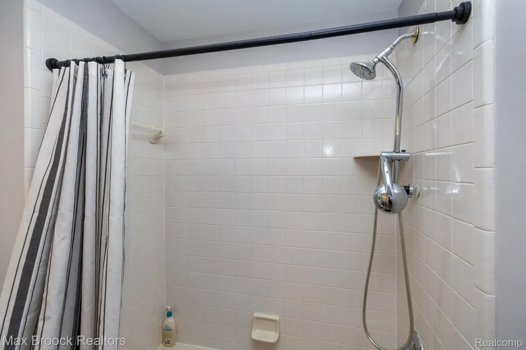 6604 College Park Drive Springfield Charter Township MI 48346