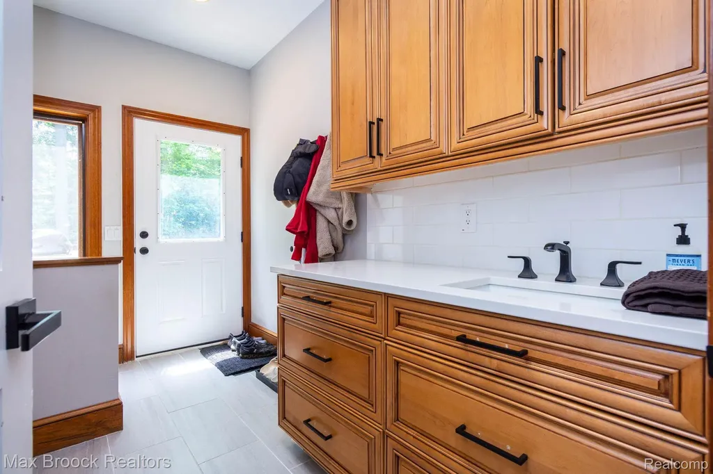 6604 College Park Drive Springfield Charter Township MI 48346