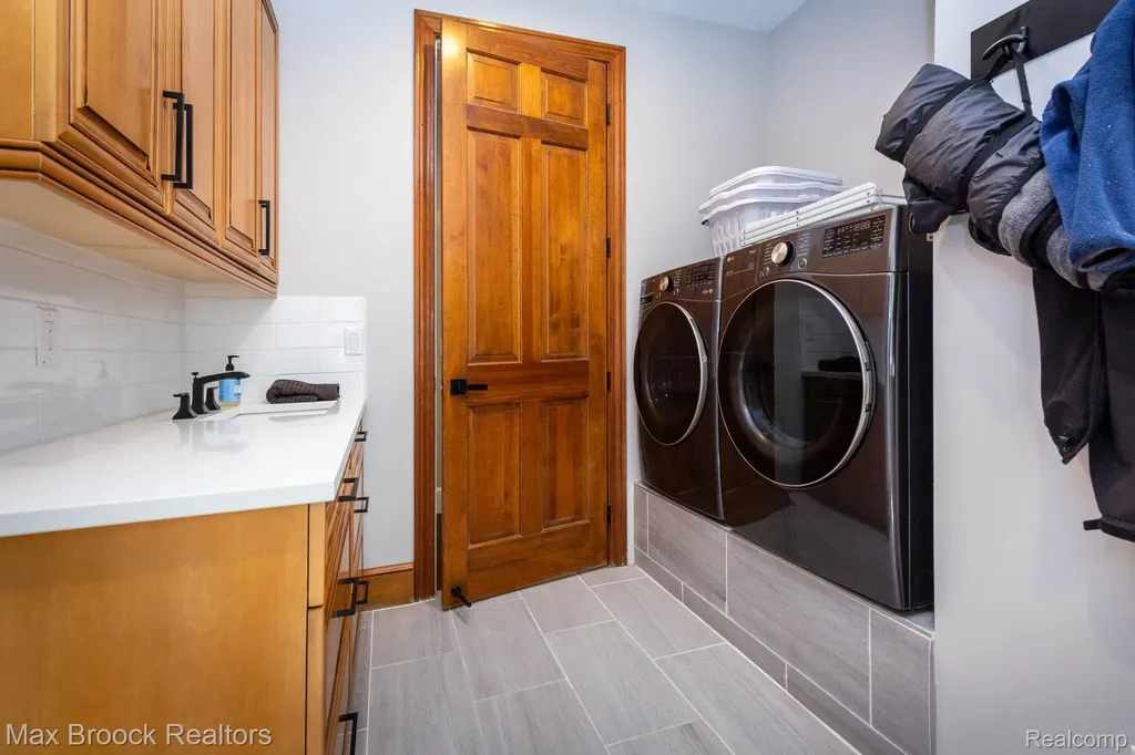 6604 College Park Springfield Charter Township MI 48346