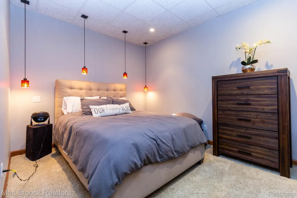 6604 College Park Springfield Charter Township MI 48346