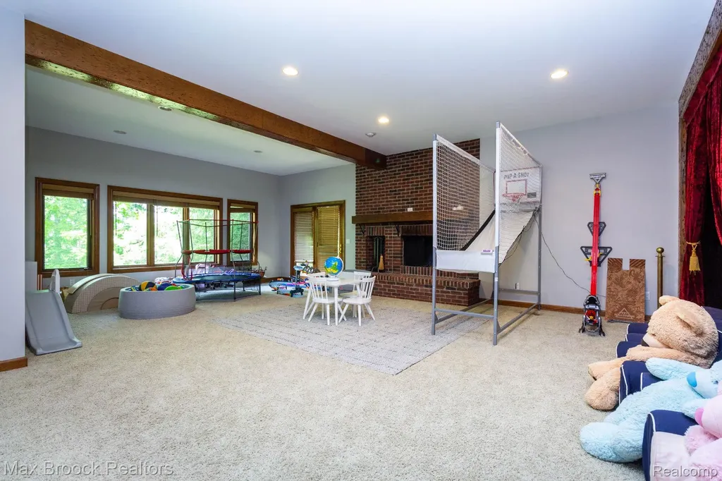 6604 College Park Drive Springfield Charter Township MI 48346