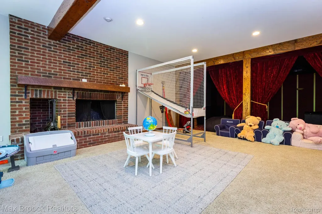 6604 College Park Springfield Charter Township MI 48346