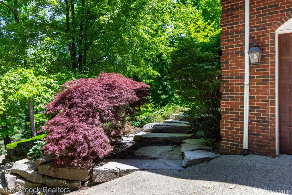 6604 College Park Drive Springfield Charter Township MI 48346