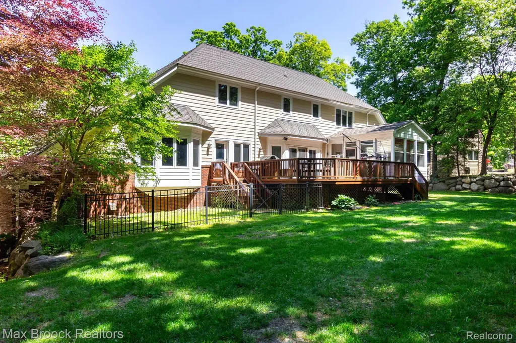 6604 College Park Springfield Charter Township MI 48346