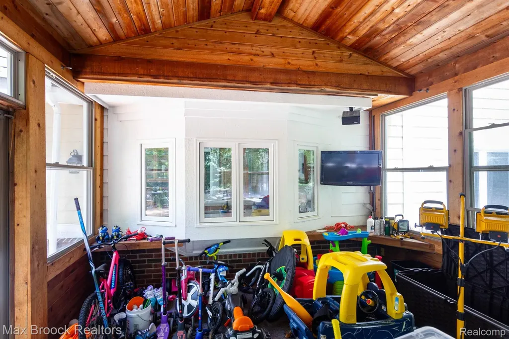 6604 College Park Springfield Charter Township MI 48346